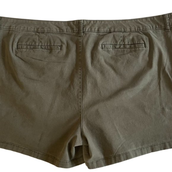 a.n.a. Women's Plus-Size 26 Army Green 4.5" Mid Rise Chino Short - Picture 6 of 12